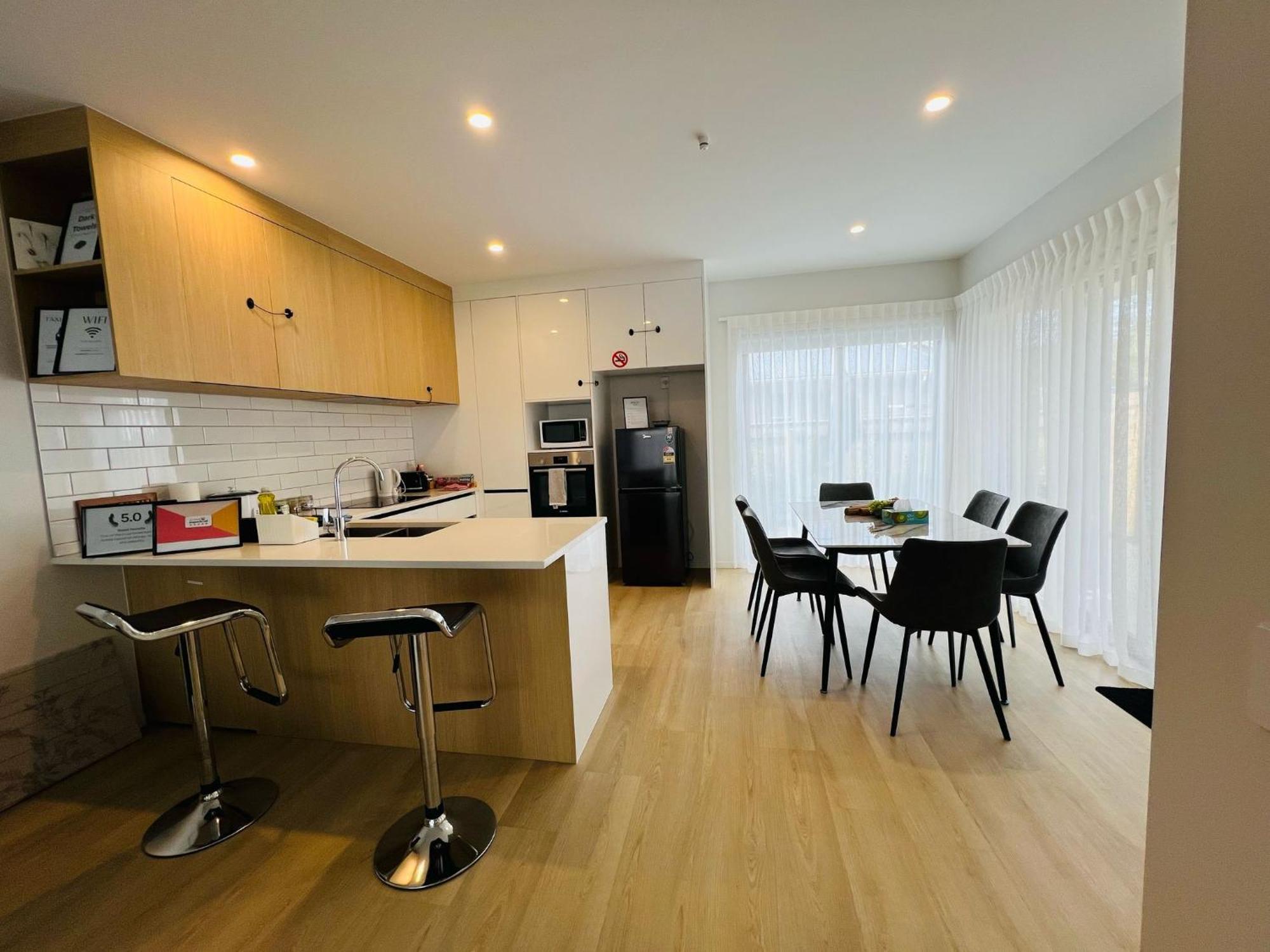Central Modern 3-Bedroom,3- Bathroom House With Patio And Carpark- Lower Hutt City Centre Esterno foto